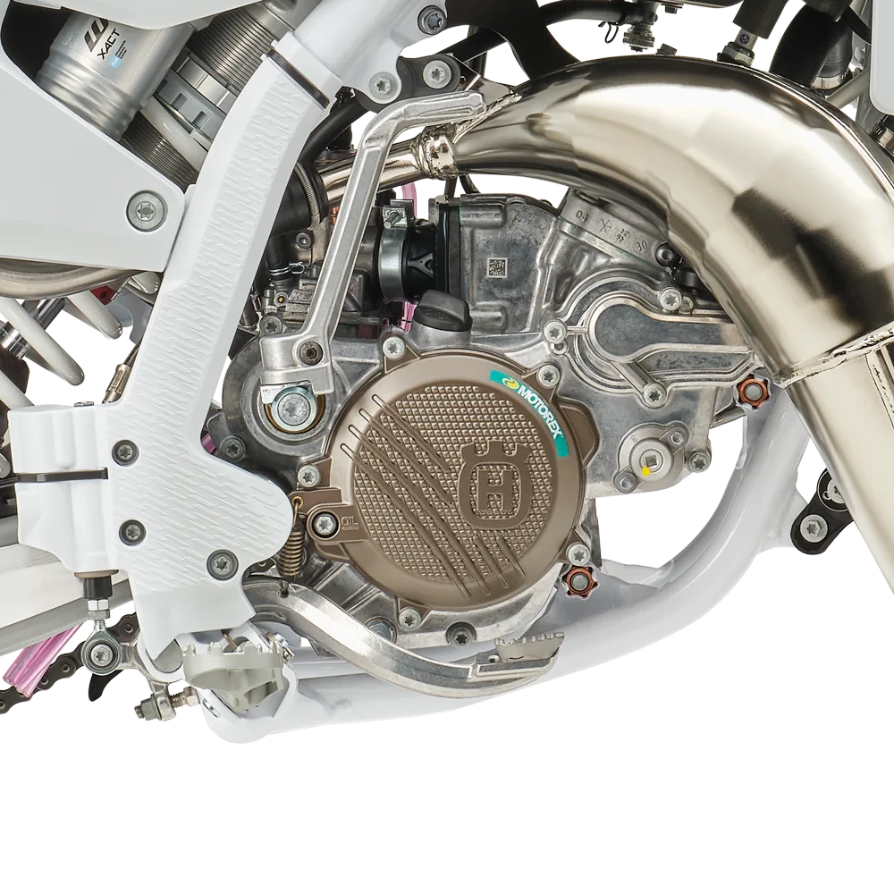 Nahaufnahme des 2-Takt-Motors mit Auspuff der Husqvarna TC 85 17/14