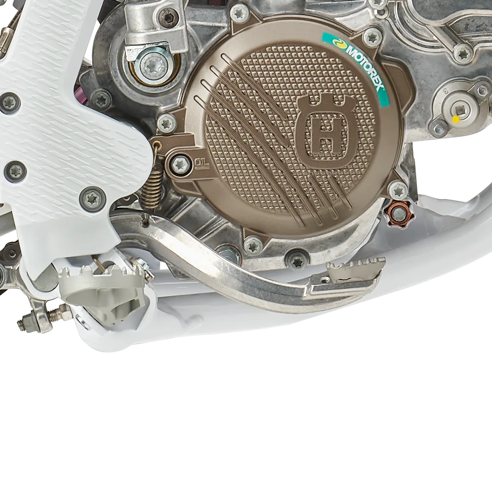 Detailfoto des 2-Takt-Motors mit Kupplung der Husqvarna TC 85 17/14 Motocross-Motorrads