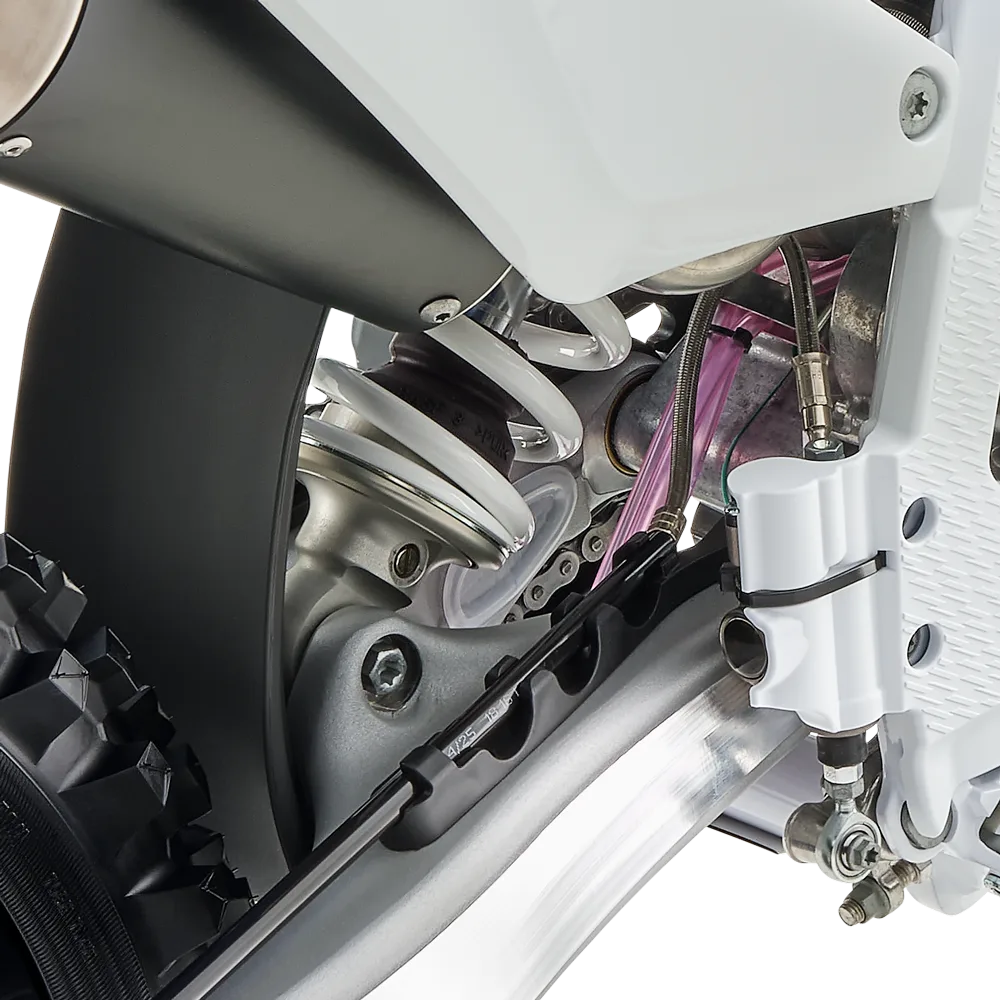 Detailansicht der Hinterradaufhängung und Federbein-Konstruktion der Husqvarna TC 85 17/14.