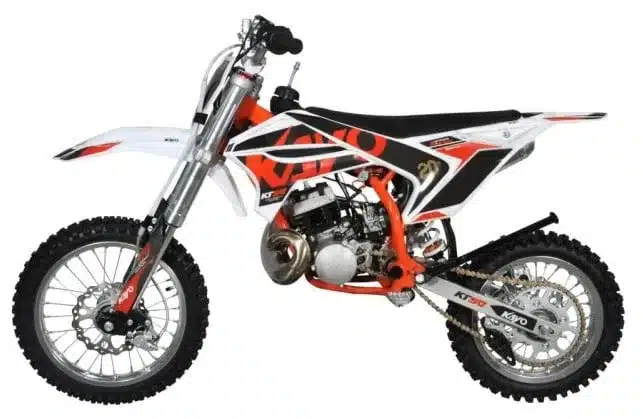 Seitenansicht der Kayo KT50 Racing, ein kompaktes Kinder-Motocross-Bike mit auffälligem Design und Stollenreifen