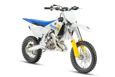 Husqvarna TC 65 2027 Kinder-Motocross-Motorrad in weiß-blau-gelb mit Stollenreifen, Seitenansicht