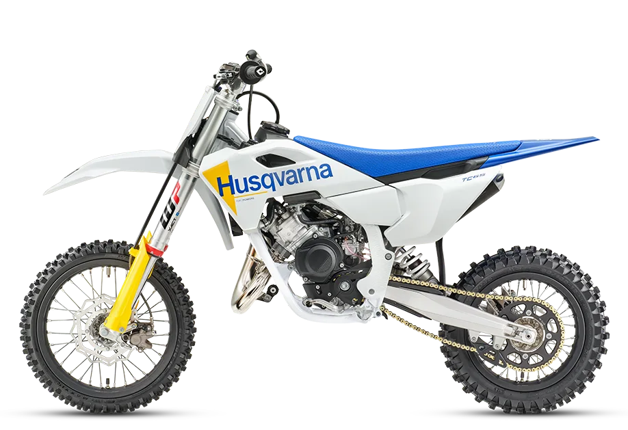 Husqvarna TC 65 2027 Motocross-Motorrad für Kinder, weiß-blau-gelb, Seitenansicht mit Stollenreifen und WP-Federung