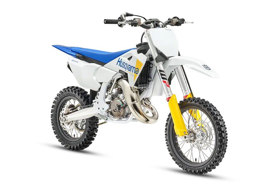 Husqvarna TC 65 2027 Kinder-Motocross-Motorrad in Seitenansicht, weiß-blau-gelb mit Stollenreifen