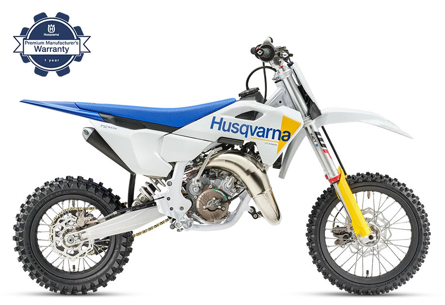 Seitenansicht der Husqvarna TC 65 2027, Kinder-Motocross-Motorrad mit blauer Sitzbank und gelber Gabel.