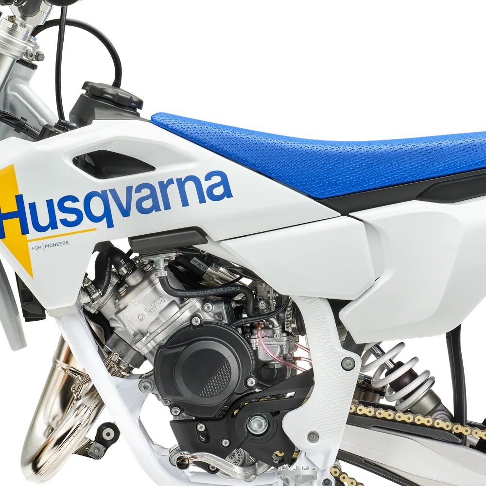 Nahaufnahme des Motors und der Sitzbank einer Husqvarna TC 65 2027 Kinder-Motocross-Maschine