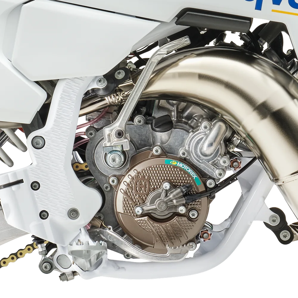 Nahaufnahme des Motors mit Auspuff der Husqvarna TC 65 Kinder-Motocross 2027