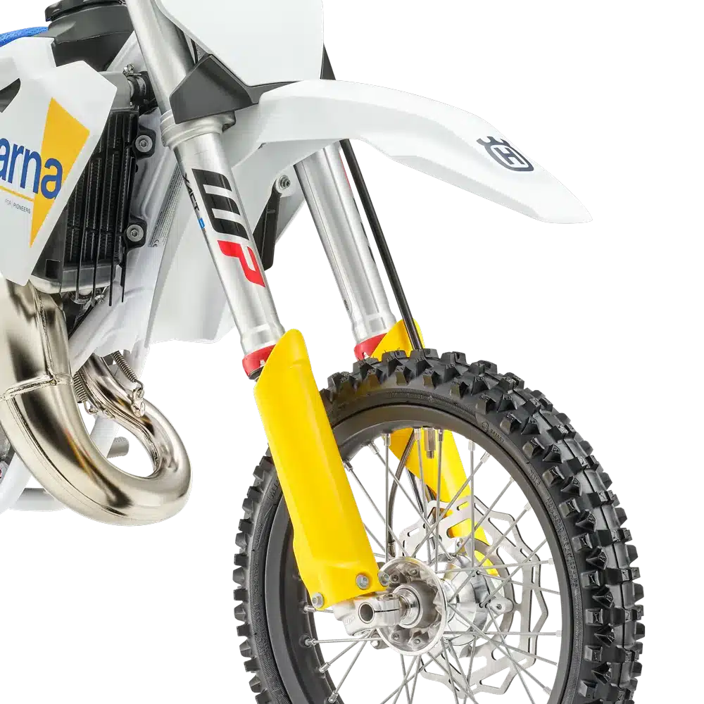 Nahaufnahme des Vorderrads, der Federgabel und des Frontkotflügels einer Husqvarna TC 65 2027
