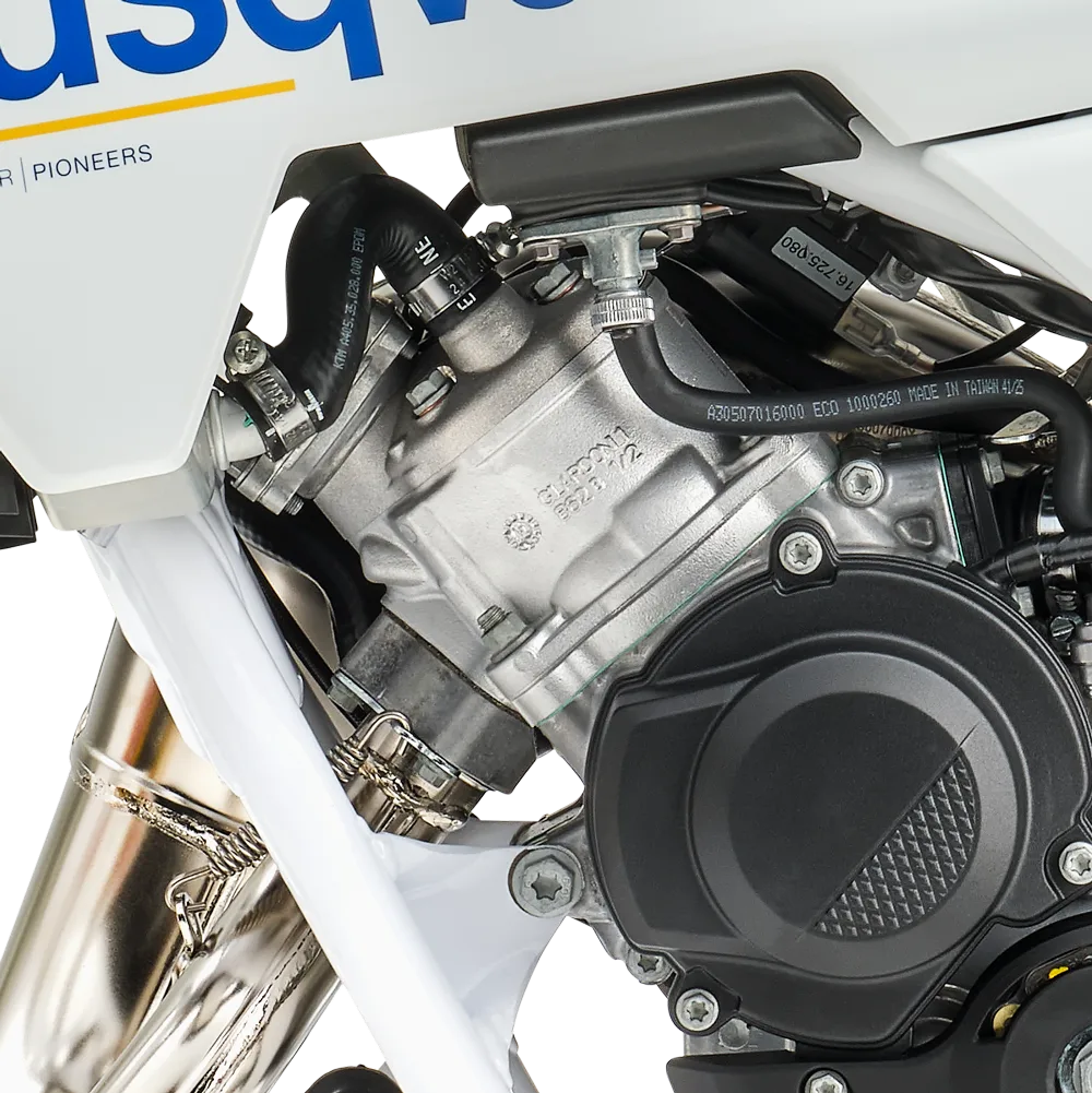 Nahaufnahme des Motors einer Husqvarna TC 65 2027 mit Fokus auf Technik und Komponenten