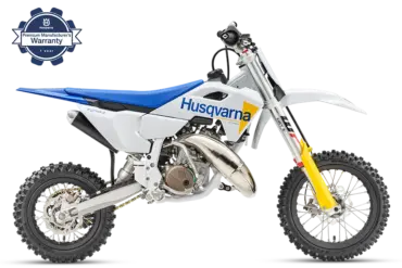 Husqvarna TC 50 2027, ein Kinder-Motocross-Motorrad in Seitenansicht, blau-weiße Verkleidung, robustes Fahrwerk, Rennstrecken-tauglich.