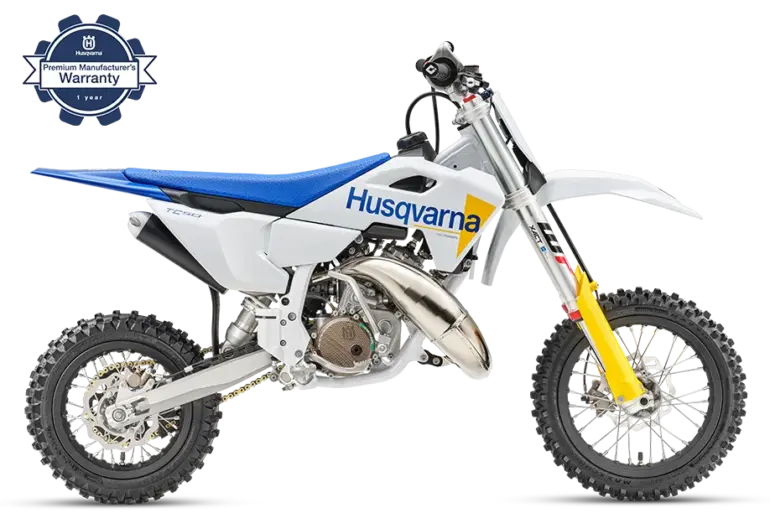 Husqvarna TC 50 2027, ein Kinder-Motocross-Motorrad in Seitenansicht, blau-weiße Verkleidung, robustes Fahrwerk, Rennstrecken-tauglich.