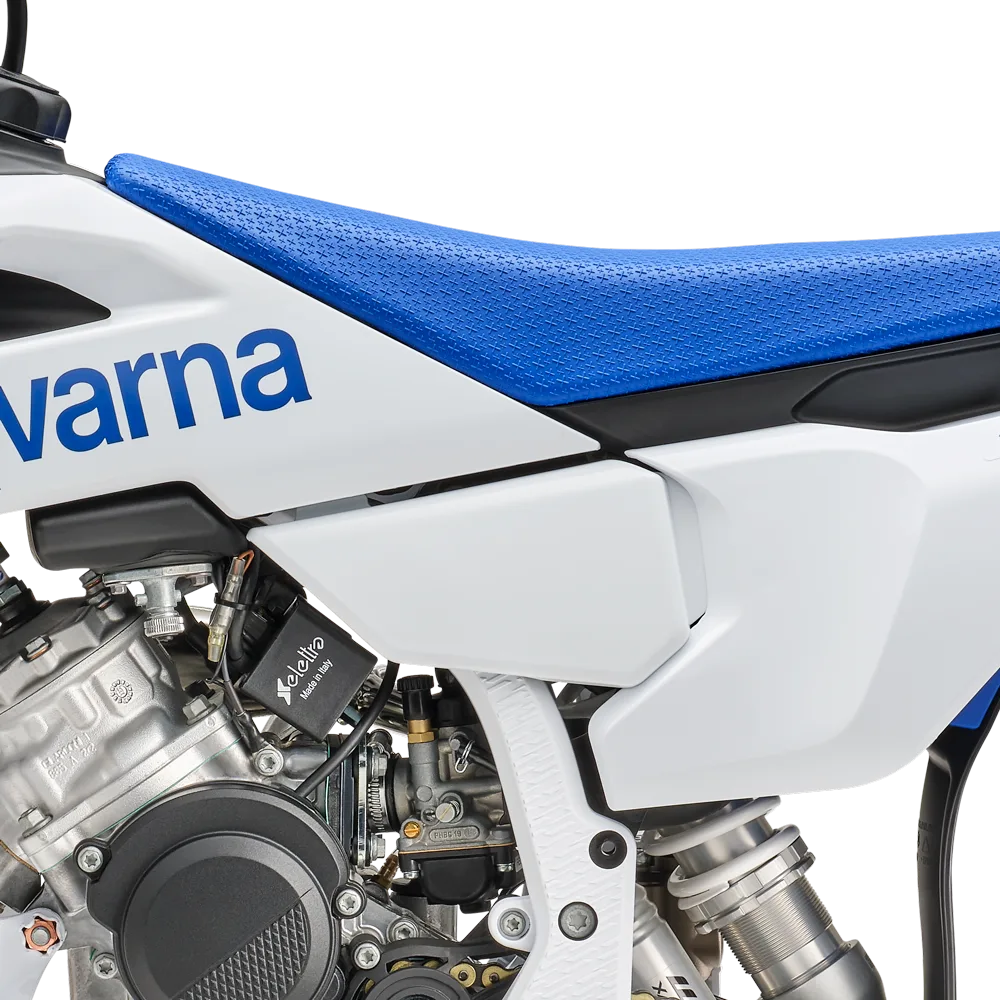 Detailansicht des Rahmens, Motors und der Sitzbank der Husqvarna TC 50 2027 Motocross-Maschine für Kinder