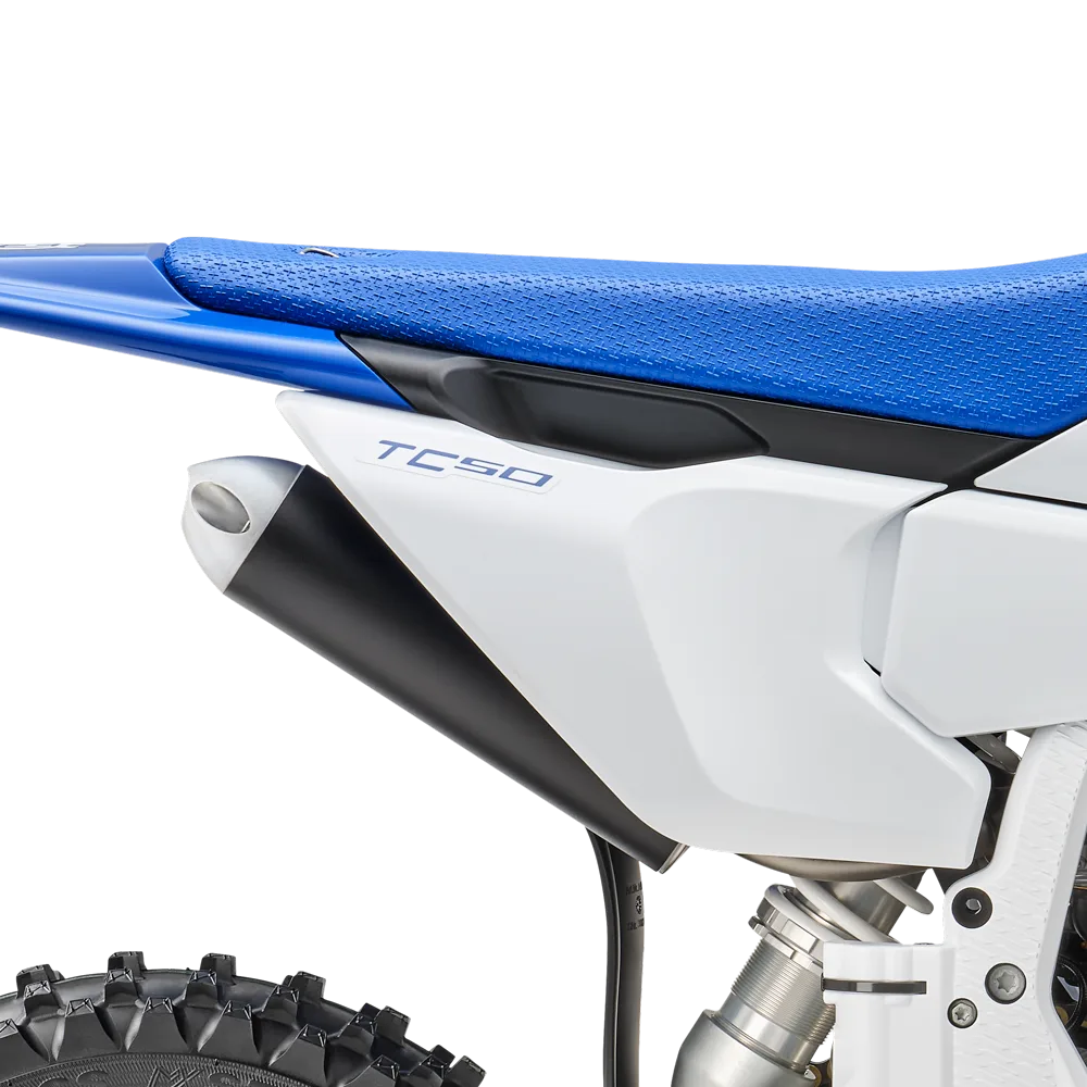 Heckansicht der Husqvarna TC 50 2027 mit blauem Sitz und seitlichem Auspuff