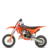 KTM 50 SX Motocross-Kindermotorrad in orange, Seitenansicht vor weißem Hintergrund