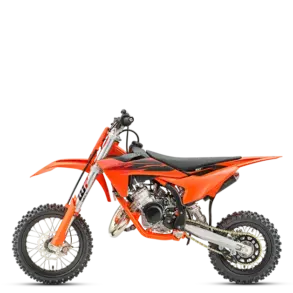 KTM 50 SX Motocross-Kindermotorrad in orange, Seitenansicht vor weißem Hintergrund