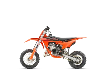 KTM 50 SX Motocross-Kindermotorrad in orange, Seitenansicht vor weißem Hintergrund