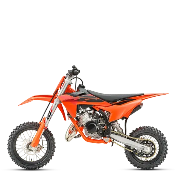 KTM 50 SX Motocross-Kindermotorrad in orange, Seitenansicht vor weißem Hintergrund