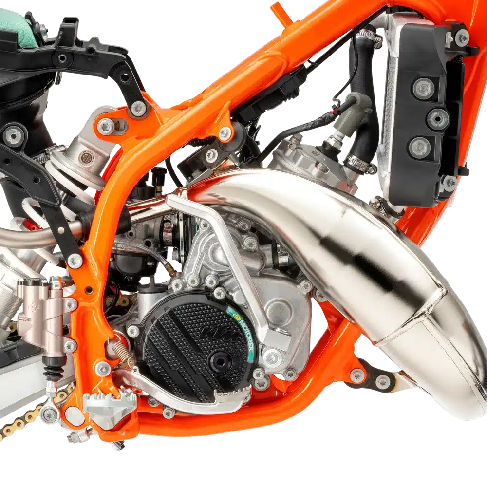 Nahaufnahme des 2-Takt-Motors und Rahmens der KTM 50 SX mit Auspuff und Fahrwerkskomponenten