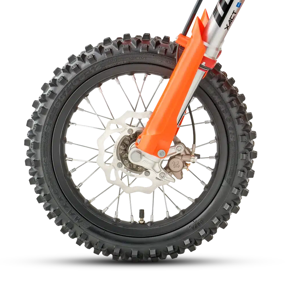 Vorderes Laufrad einer KTM 50 SX mit grobstolligem Offroad-Reifen, Wave-Scheibenbremse und WP XACT Federung
