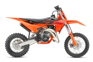 2027 KTM 65 SX Motocross-Motorrad in Seitenansicht, orange mit schwarzer Grafik, freigestellt.