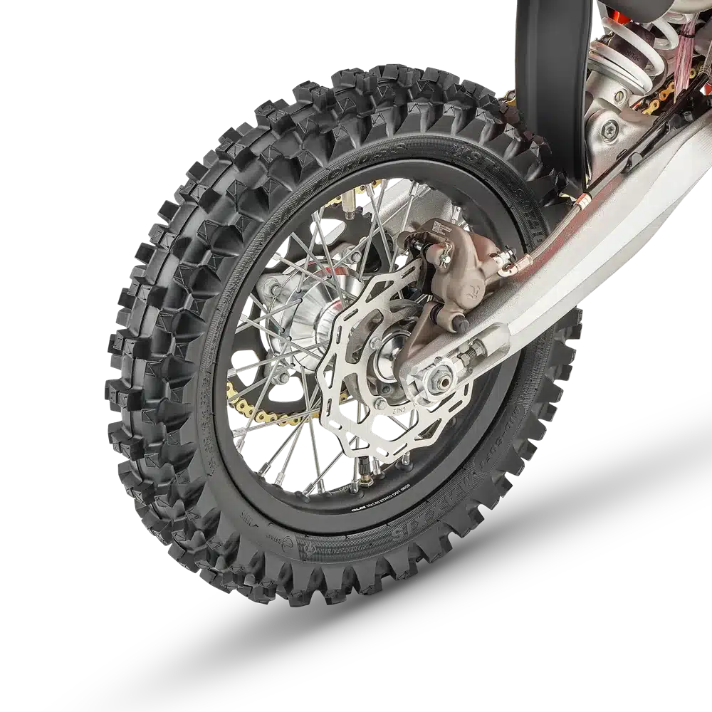 Nahaufnahme des Hinterrads mit Bremsscheibe und Bereifung der 2027 KTM 65 SX