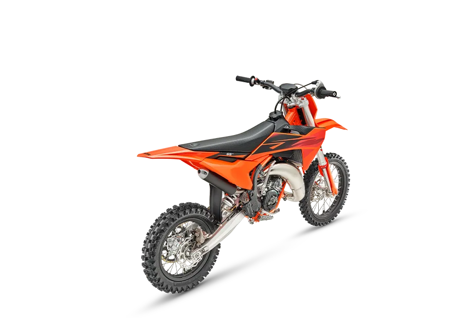 2027 KTM 65 SX Motocross-Bike in Seitenansicht, orange-rote Verkleidung, offroad-bereifung, Modell von schräg hinten fotografiert.