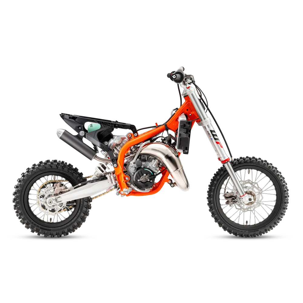 Freigestelltes Bild einer 2027 KTM 65 SX ohne Verkleidung mit sichtbarem Rahmen, Motor und Fahrwerkskomponenten.
