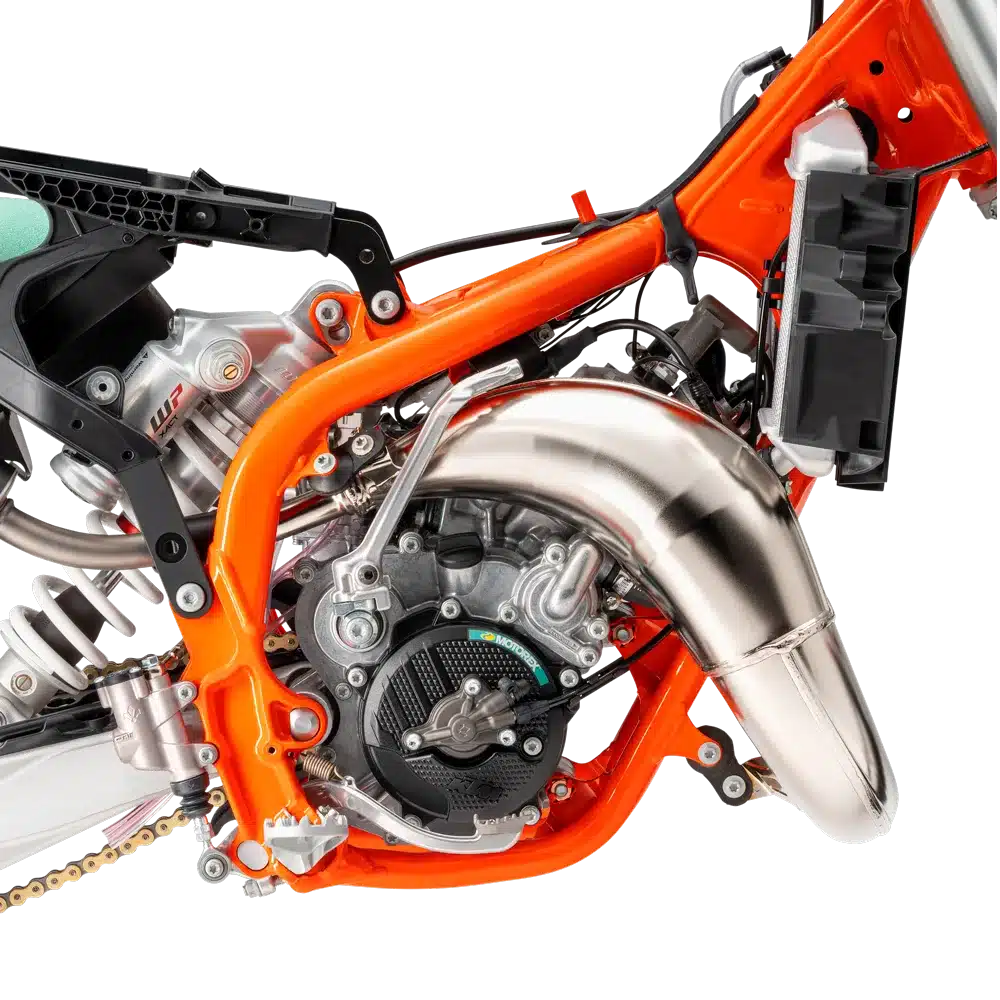 2-Takt-Motor und Auspuffanlage der 2027 KTM 65 SX, eingebaut im orangefarbenen Rahmen