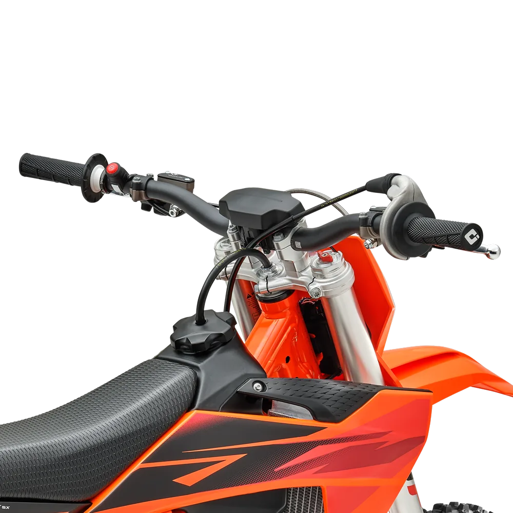 Lenker, Cockpit und Sitz der KTM 65 SX 2027 mit markantem Orangeton und Detail am Griff