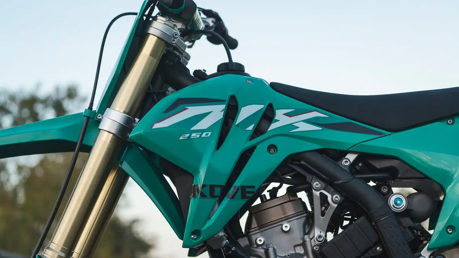 Seitliche Nahaufnahme des grünen Kove MX250 Motorrads mit Blick auf Rahmen, Fahrwerk und Motor.