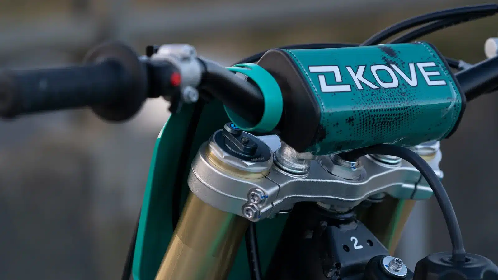 Lenker und Oberteil der Gabel an einer Kove MX250, Motorrad-Detailaufnahme