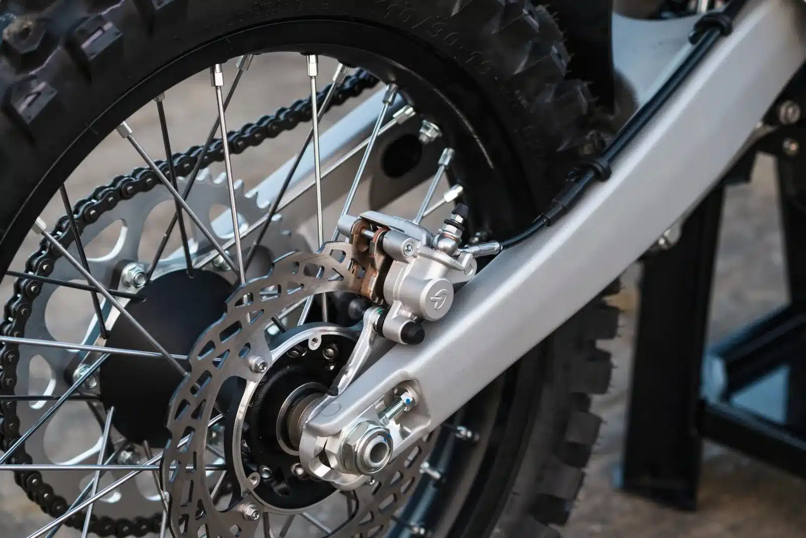 Kove MX250 Hinterrad mit Scheibenbremse, Kettenantrieb und grobstolligem Reifen