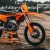 KTM 250 SX-F 2027 Motocross-Motorrad stehend auf sandiger Rennstrecke.