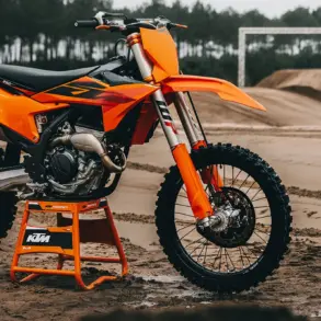 KTM 250 SX-F 2027 Motocross-Motorrad stehend auf sandiger Rennstrecke.