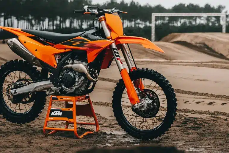 KTM 250 SX-F 2027 Motocross-Motorrad stehend auf sandiger Rennstrecke.