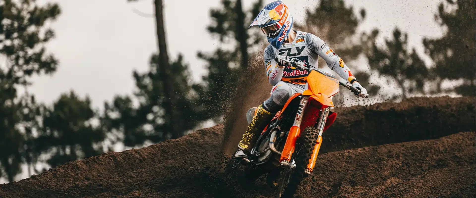 KTM 350 SX-F 2027 im Einsatz auf einer Motocross-Strecke bei dynamischer Kurvenfahrt