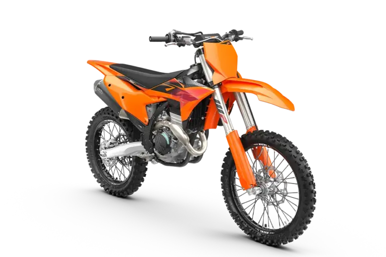 Motocross-Motorrad KTM 350 SX-F 2027 in leuchtendem Orange, Seitenansicht auf weißem Hintergrund