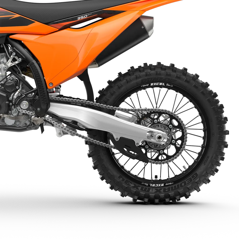 Nahaufnahme des Hinterrades mit Federung, Kette und Auspuff einer KTM 350 SX-F 2027