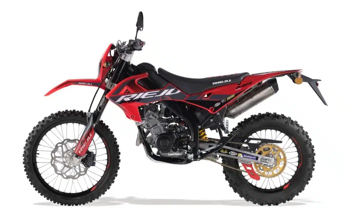 Rieju MR PRO 125 Enduro-Motorrad in Seitenansicht, rot-schwarzes Design, Offroad-Bereifung