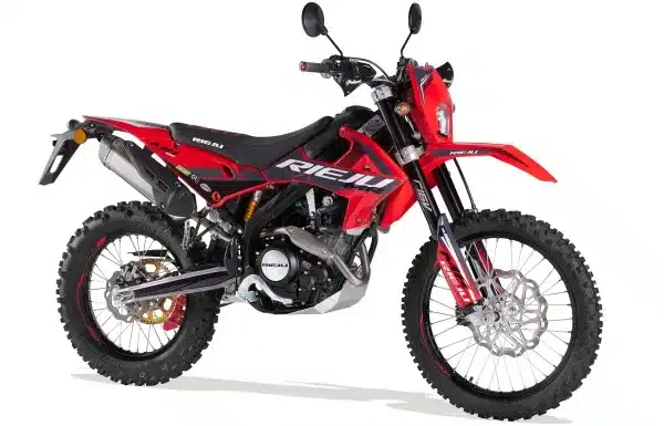 Seitenansicht der Rieju MR PRO 125, einem roten Enduro-Motorrad mit Offroad-Ausstattung