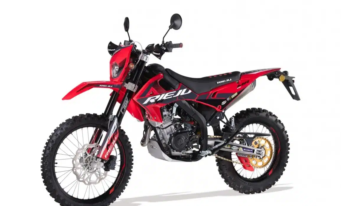 Rieju MR PRO 125 Enduro-Motorrad in Seitenansicht mit Offroad-Bereifung und rotem Design.