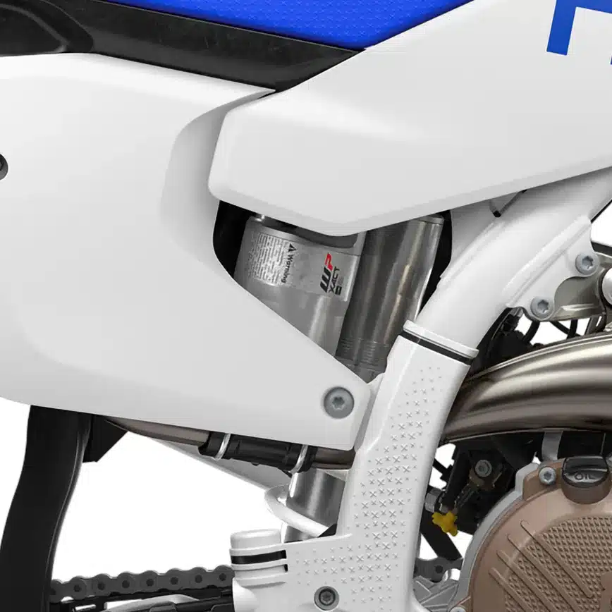 Detailaufnahme des WP XACT Federbeins an der Husqvarna TC 125 2027.