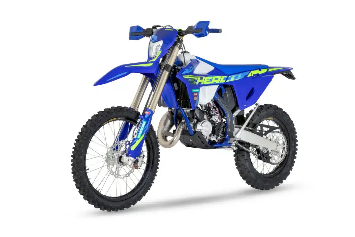 Sherco 125 SE Factory 2026 in Seitenansicht auf weißem Hintergrund, Sportenduro-Motorrad in Blau mit modernen Grafiken.