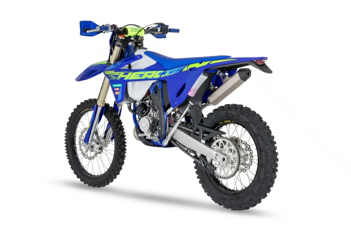 Sherco 125 SE Factory 2026 Enduro-Motorrad in Blau mit Gelb und Weiß, Ansicht von hinten links.