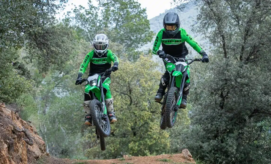 Zwei Personen fahren auf Rieju e-Tango Elektro-Enduros über einen Offroad-Trail