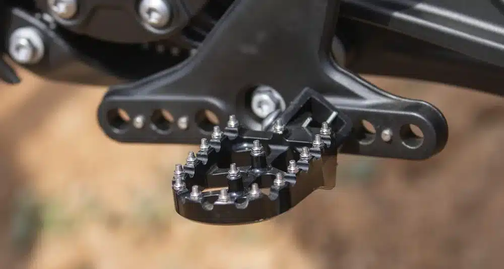 Detail der CNC-Fußraste an der Rieju e-Tango Elektro-Enduro.
