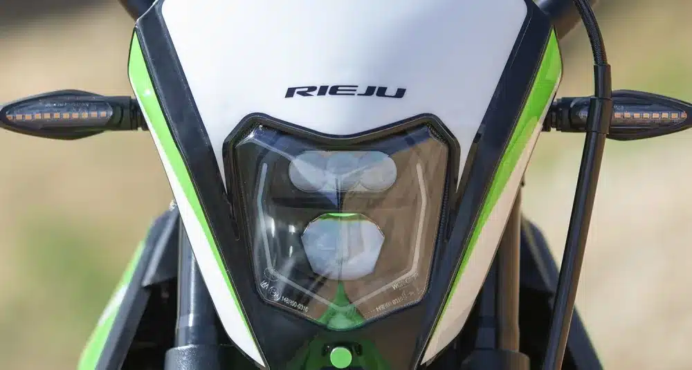Nahaufnahme des modernen Frontscheinwerfers der Rieju e-Tango Elektro-Enduro mit LED-Beleuchtung und Blinkern