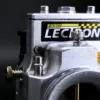 Detailaufnahme des H-Series EVO 38 mm Billet-Vergasers von Lectron mit sichtbarem Logo und Aluminiumgehäuse.