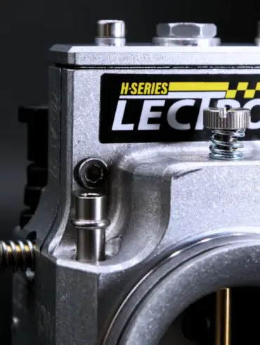 Detailaufnahme des H-Series EVO 38 mm Billet-Vergasers von Lectron mit sichtbarem Logo und Aluminiumgehäuse.