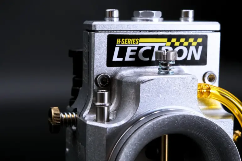 Detailaufnahme des H-Series EVO 38 mm Billet-Vergasers von Lectron mit sichtbarem Logo und Aluminiumgehäuse.