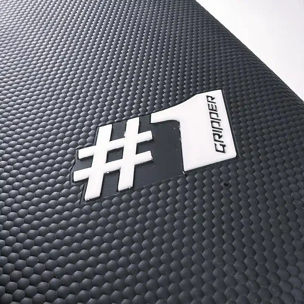 ONEGRIPPER HEX Sitzbankbezug mit hexagonalem Muster und #1 GRIPPER-Logo in Nahaufnahme